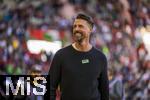 04.10.2025, Fussball 1. Bundesliga 2025/2026, 6.Spieltag, FC Augsburg - VfL Wolfsburg, in der WWK-Arena Augsburg. Trainer Sandro Wagner (FC Augsburg) gut gelaunt.