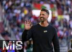 04.10.2025, Fussball 1. Bundesliga 2025/2026, 6.Spieltag, FC Augsburg - VfL Wolfsburg, in der WWK-Arena Augsburg. Trainer Sandro Wagner (FC Augsburg) gut gelaunt.