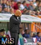 04.10.2025, Fussball 1. Bundesliga 2025/2026, 6.Spieltag, FC Augsburg - VfL Wolfsburg, in der WWK-Arena Augsburg. Trainer Paul Simonis (Wolfsburg) kann nicht mehr hinsehen.