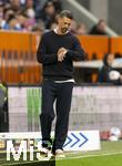 04.10.2025, Fussball 1. Bundesliga 2025/2026, 6.Spieltag, FC Augsburg - VfL Wolfsburg, in der WWK-Arena Augsburg. Trainer Sandro Wagner (FC Augsburg) schaut auf seine Uhr.