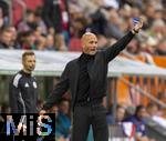 04.10.2025, Fussball 1. Bundesliga 2025/2026, 6.Spieltag, FC Augsburg - VfL Wolfsburg, in der WWK-Arena Augsburg. Trainer Paul Simonis (Wolfsburg) gibt Anweisungen.