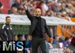 04.10.2025, Fussball 1. Bundesliga 2025/2026, 6.Spieltag, FC Augsburg - VfL Wolfsburg, in der WWK-Arena Augsburg. Trainer Paul Simonis (Wolfsburg) gibt Anweisungen.