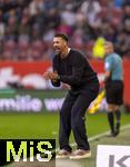 04.10.2025, Fussball 1. Bundesliga 2025/2026, 6.Spieltag, FC Augsburg - VfL Wolfsburg, in der WWK-Arena Augsburg. Trainer Sandro Wagner (FC Augsburg) an der Seitenlinie aufgeregt.
