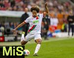 04.10.2025, Fussball 1. Bundesliga 2025/2026, 6.Spieltag, FC Augsburg - VfL Wolfsburg, in der WWK-Arena Augsburg. Han-Noah Massengo (FC Augsburg) Schuss.