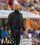04.10.2025, Fussball 1. Bundesliga 2025/2026, 6.Spieltag, FC Augsburg - VfL Wolfsburg, in der WWK-Arena Augsburg. Trainer Paul Simonis (Wolfsburg) gibt Anweisungen.