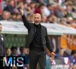 04.10.2025, Fussball 1. Bundesliga 2025/2026, 6.Spieltag, FC Augsburg - VfL Wolfsburg, in der WWK-Arena Augsburg. Trainer Paul Simonis (Wolfsburg) gibt Anweisungen.