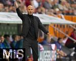 04.10.2025, Fussball 1. Bundesliga 2025/2026, 6.Spieltag, FC Augsburg - VfL Wolfsburg, in der WWK-Arena Augsburg. Trainer Paul Simonis (Wolfsburg) gibt Anweisungen.
