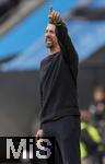 04.10.2025, Fussball 1. Bundesliga 2025/2026, 6.Spieltag, FC Augsburg - VfL Wolfsburg, in der WWK-Arena Augsburg. Trainer Sandro Wagner (FC Augsburg) an der Seitenlinie aufgeregt.