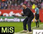04.10.2025, Fussball 1. Bundesliga 2025/2026, 6.Spieltag, FC Augsburg - VfL Wolfsburg, in der WWK-Arena Augsburg. Trainer Sandro Wagner (FC Augsburg) an der Seitenlinie aufgeregt.