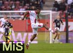 04.10.2025, Fussball 1. Bundesliga 2025/2026, 6.Spieltag, FC Augsburg - VfL Wolfsburg, in der WWK-Arena Augsburg. Samuel Emmanuel Essende Mbongu (FC Augsburg) am Ball 