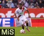04.10.2025, Fussball 1. Bundesliga 2025/2026, 6.Spieltag, FC Augsburg - VfL Wolfsburg, in der WWK-Arena Augsburg. Samuel Emmanuel Essende Mbongu (FC Augsburg) am Ball 