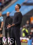 04.10.2025, Fussball 1. Bundesliga 2025/2026, 6.Spieltag, FC Augsburg - VfL Wolfsburg, in der WWK-Arena Augsburg. Trainer Sandro Wagner (FC Augsburg) an der Seitenlinie aufgeregt.
