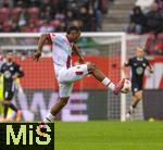 04.10.2025, Fussball 1. Bundesliga 2025/2026, 6.Spieltag, FC Augsburg - VfL Wolfsburg, in der WWK-Arena Augsburg. Samuel Emmanuel Essende Mbongu (FC Augsburg) am Ball 