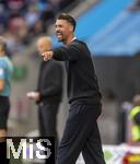 04.10.2025, Fussball 1. Bundesliga 2025/2026, 6.Spieltag, FC Augsburg - VfL Wolfsburg, in der WWK-Arena Augsburg. Trainer Sandro Wagner (FC Augsburg) an der Seitenlinie aufgeregt.