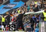04.10.2025, Fussball 1. Bundesliga 2025/2026, 6.Spieltag, FC Augsburg - VfL Wolfsburg, in der WWK-Arena Augsburg. Trainer Sandro Wagner (FC Augsburg) mit wtender Handgeste zu den Zuschauern nach dem Schlusspfiff. Quasi: ich habs euch Quatschkpfen gezeigt.