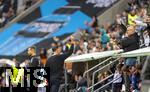 04.10.2025, Fussball 1. Bundesliga 2025/2026, 6.Spieltag, FC Augsburg - VfL Wolfsburg, in der WWK-Arena Augsburg. Trainer Sandro Wagner (FC Augsburg) mit wtender Handgeste zu den Zuschauern nach dem Schlusspfiff. Quasi: ich habs euch Quatschkpfen gezeigt.