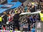 04.10.2025, Fussball 1. Bundesliga 2025/2026, 6.Spieltag, FC Augsburg - VfL Wolfsburg, in der WWK-Arena Augsburg. Trainer Sandro Wagner (FC Augsburg) mit wtender Handgeste zu den Zuschauern nach dem Schlusspfiff. Quasi: ich habs euch Quatschkpfen gezeigt.