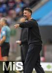 04.10.2025, Fussball 1. Bundesliga 2025/2026, 6.Spieltag, FC Augsburg - VfL Wolfsburg, in der WWK-Arena Augsburg. Trainer Sandro Wagner (FC Augsburg) an der Seitenlinie aufgeregt.
