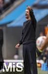 04.10.2025, Fussball 1. Bundesliga 2025/2026, 6.Spieltag, FC Augsburg - VfL Wolfsburg, in der WWK-Arena Augsburg. Trainer Sandro Wagner (FC Augsburg) an der Seitenlinie aufgeregt.