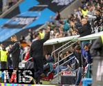 04.10.2025, Fussball 1. Bundesliga 2025/2026, 6.Spieltag, FC Augsburg - VfL Wolfsburg, in der WWK-Arena Augsburg. Trainer Sandro Wagner (FC Augsburg) mit wtender Handgeste zu den Zuschauern nach dem Schlusspfiff. Quasi: ich habs euch Quatschkpfen gezeigt.