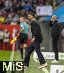 04.10.2025, Fussball 1. Bundesliga 2025/2026, 6.Spieltag, FC Augsburg - VfL Wolfsburg, in der WWK-Arena Augsburg. Trainer Sandro Wagner (FC Augsburg) an der Seitenlinie aufgeregt. 