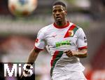 04.10.2025, Fussball 1. Bundesliga 2025/2026, 6.Spieltag, FC Augsburg - VfL Wolfsburg, in der WWK-Arena Augsburg. Samuel Emmanuel Essende Mbongu (FC Augsburg) am Ball 