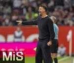 04.10.2025, Fussball 1. Bundesliga 2025/2026, 6.Spieltag, FC Augsburg - VfL Wolfsburg, in der WWK-Arena Augsburg. Trainer Sandro Wagner (FC Augsburg) an der Seitenlinie aufgeregt.  