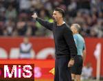 04.10.2025, Fussball 1. Bundesliga 2025/2026, 6.Spieltag, FC Augsburg - VfL Wolfsburg, in der WWK-Arena Augsburg. Trainer Sandro Wagner (FC Augsburg) an der Seitenlinie aufgeregt.  