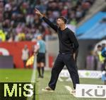 04.10.2025, Fussball 1. Bundesliga 2025/2026, 6.Spieltag, FC Augsburg - VfL Wolfsburg, in der WWK-Arena Augsburg. Trainer Sandro Wagner (FC Augsburg) an der Seitenlinie aufgeregt.  