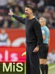 04.10.2025, Fussball 1. Bundesliga 2025/2026, 6.Spieltag, FC Augsburg - VfL Wolfsburg, in der WWK-Arena Augsburg. Trainer Sandro Wagner (FC Augsburg) an der Seitenlinie aufgeregt.  