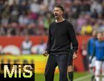 04.10.2025, Fussball 1. Bundesliga 2025/2026, 6.Spieltag, FC Augsburg - VfL Wolfsburg, in der WWK-Arena Augsburg. Trainer Sandro Wagner (FC Augsburg) an der Seitenlinie aufgeregt.  