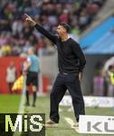 04.10.2025, Fussball 1. Bundesliga 2025/2026, 6.Spieltag, FC Augsburg - VfL Wolfsburg, in der WWK-Arena Augsburg. Trainer Sandro Wagner (FC Augsburg) an der Seitenlinie aufgeregt.  