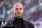04.10.2025, Fussball 1. Bundesliga 2025/2026, 6.Spieltag, FC Augsburg - VfL Wolfsburg, in der WWK-Arena Augsburg. Trainer Paul Simonis (Wolfsburg) nachdenklich 
