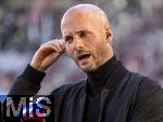 04.10.2025, Fussball 1. Bundesliga 2025/2026, 6.Spieltag, FC Augsburg - VfL Wolfsburg, in der WWK-Arena Augsburg. Trainer Paul Simonis (Wolfsburg) nachdenklich 