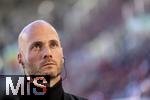 04.10.2025, Fussball 1. Bundesliga 2025/2026, 6.Spieltag, FC Augsburg - VfL Wolfsburg, in der WWK-Arena Augsburg. Trainer Paul Simonis (Wolfsburg) nachdenklich 