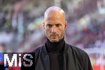 04.10.2025, Fussball 1. Bundesliga 2025/2026, 6.Spieltag, FC Augsburg - VfL Wolfsburg, in der WWK-Arena Augsburg. Trainer Paul Simonis (Wolfsburg) nachdenklich 