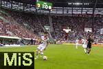 04.10.2025, Fussball 1. Bundesliga 2025/2026, 6.Spieltag, FC Augsburg - VfL Wolfsburg, in der WWK-Arena Augsburg. Mert Kmr (FC Augsburg) 