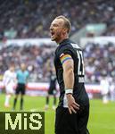 04.10.2025, Fussball 1. Bundesliga 2025/2026, 6.Spieltag, FC Augsburg - VfL Wolfsburg, in der WWK-Arena Augsburg. Maximilian Arnold (Wolfsburg) in Rage 