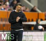 04.10.2025, Fussball 1. Bundesliga 2025/2026, 6.Spieltag, FC Augsburg - VfL Wolfsburg, in der WWK-Arena Augsburg. Trainer Sandro Wagner (FC Augsburg) schaut nachdenklich auf seine Uhr.