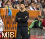 04.10.2025, Fussball 1. Bundesliga 2025/2026, 6.Spieltag, FC Augsburg - VfL Wolfsburg, in der WWK-Arena Augsburg. Trainer Sandro Wagner (FC Augsburg) schaut nachdenklich drein.