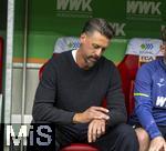 04.10.2025, Fussball 1. Bundesliga 2025/2026, 6.Spieltag, FC Augsburg - VfL Wolfsburg, in der WWK-Arena Augsburg. Trainer Sandro Wagner (FC Augsburg) schaut nachdenklich auf seine Uhr.
