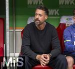 04.10.2025, Fussball 1. Bundesliga 2025/2026, 6.Spieltag, FC Augsburg - VfL Wolfsburg, in der WWK-Arena Augsburg. Trainer Sandro Wagner (FC Augsburg) nachdenklich auf der Bank.