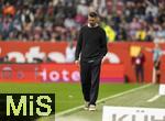 04.10.2025, Fussball 1. Bundesliga 2025/2026, 6.Spieltag, FC Augsburg - VfL Wolfsburg, in der WWK-Arena Augsburg. Trainer Sandro Wagner (FC Augsburg) schaut nachdenklich drein.