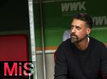 04.10.2025, Fussball 1. Bundesliga 2025/2026, 6.Spieltag, FC Augsburg - VfL Wolfsburg, in der WWK-Arena Augsburg. Trainer Sandro Wagner (FC Augsburg) nachdenklich auf der Bank.