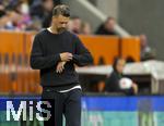 04.10.2025, Fussball 1. Bundesliga 2025/2026, 6.Spieltag, FC Augsburg - VfL Wolfsburg, in der WWK-Arena Augsburg. Trainer Sandro Wagner (FC Augsburg) schaut nachdenklich auf seine Uhr.