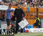 04.10.2025, Fussball 1. Bundesliga 2025/2026, 6.Spieltag, FC Augsburg - VfL Wolfsburg, in der WWK-Arena Augsburg. Trainer Sandro Wagner (FC Augsburg) mit der Taktiktafel.