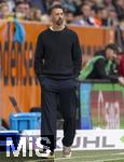 04.10.2025, Fussball 1. Bundesliga 2025/2026, 6.Spieltag, FC Augsburg - VfL Wolfsburg, in der WWK-Arena Augsburg. Trainer Sandro Wagner (FC Augsburg) schaut nachdenklich drein.