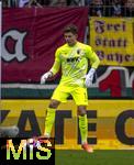 04.10.2025, Fussball 1. Bundesliga 2025/2026, 6.Spieltag, FC Augsburg - VfL Wolfsburg, in der WWK-Arena Augsburg. Torwart Finn Dahmen (FC Augsburg) am Ball 