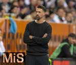 04.10.2025, Fussball 1. Bundesliga 2025/2026, 6.Spieltag, FC Augsburg - VfL Wolfsburg, in der WWK-Arena Augsburg. Trainer Sandro Wagner (FC Augsburg) schaut nachdenklich drein.