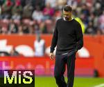 04.10.2025, Fussball 1. Bundesliga 2025/2026, 6.Spieltag, FC Augsburg - VfL Wolfsburg, in der WWK-Arena Augsburg. Trainer Sandro Wagner (FC Augsburg) schaut nachdenklich drein.